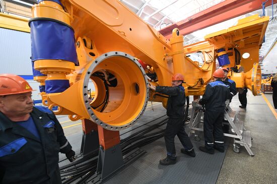 Первый вице-премьер РФ Денис Мантуров посетил предприятия БелАЗ и БелДЖИ в Белоруссии