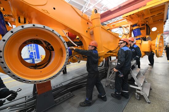 Первый вице-премьер РФ Денис Мантуров посетил предприятия БелАЗ и БелДЖИ в Белоруссии