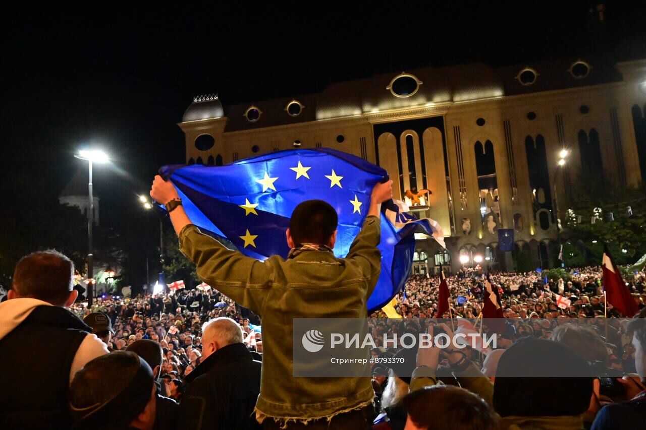 Акция протеста грузинской оппозиции перед зданием парламента в Тбилиси