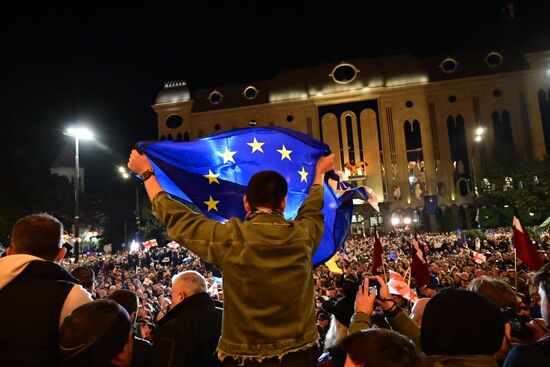 Акция протеста грузинской оппозиции перед зданием парламента в Тбилиси