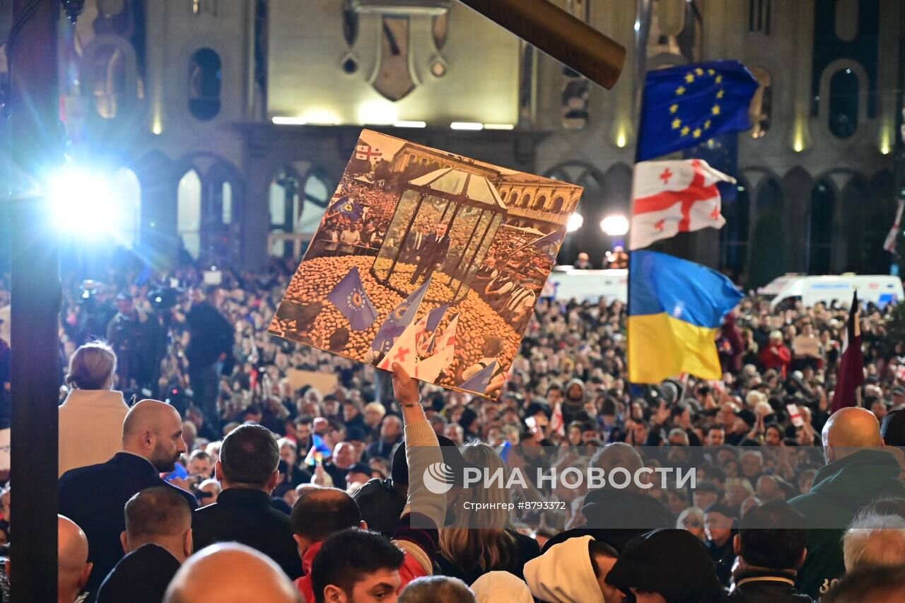 Акция протеста грузинской оппозиции перед зданием парламента в Тбилиси