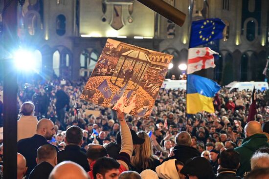 Акция протеста грузинской оппозиции перед зданием парламента в Тбилиси