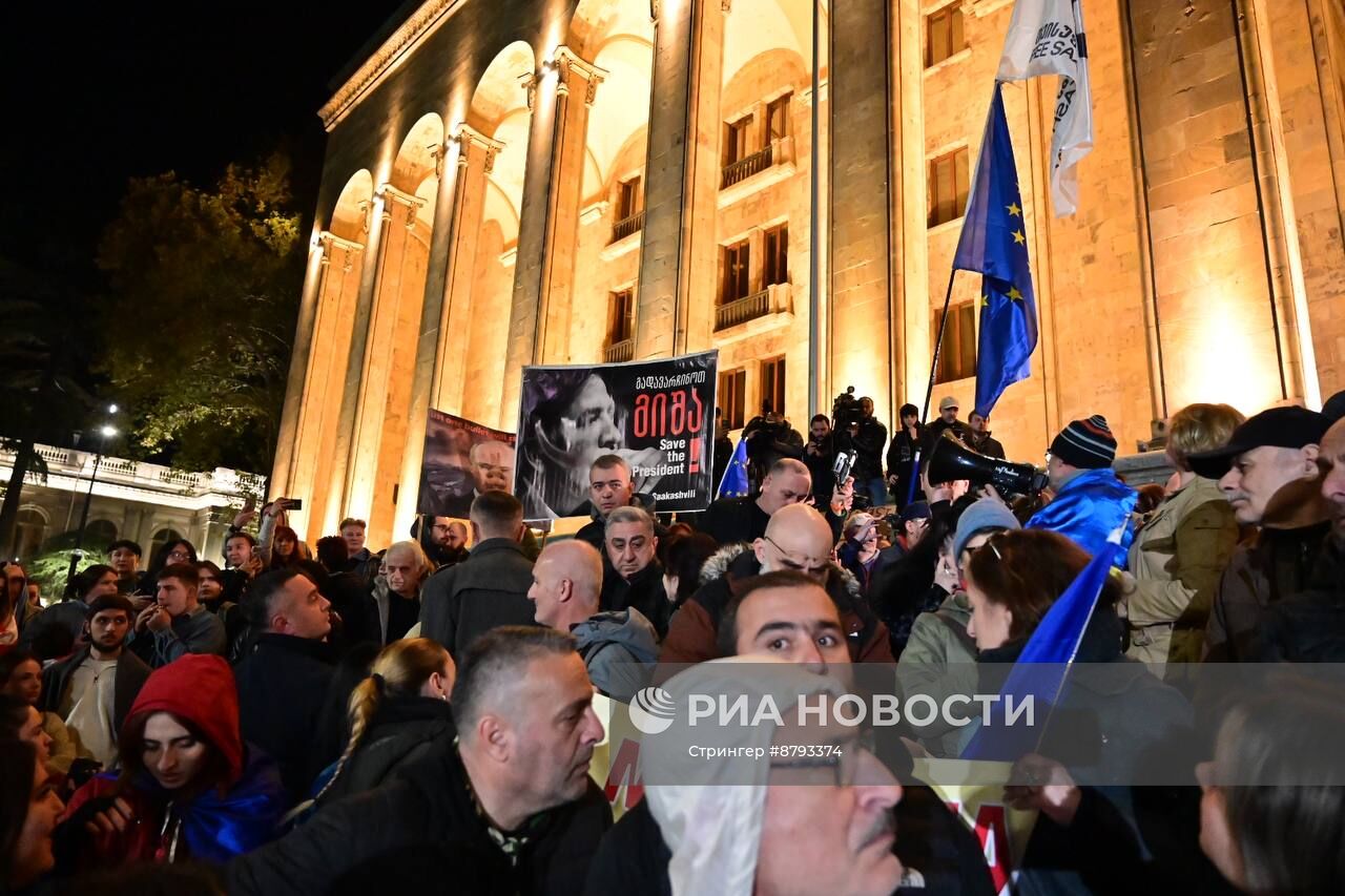 Акция протеста грузинской оппозиции перед зданием парламента в Тбилиси