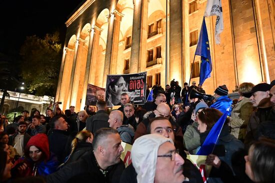 Акция протеста грузинской оппозиции перед зданием парламента в Тбилиси