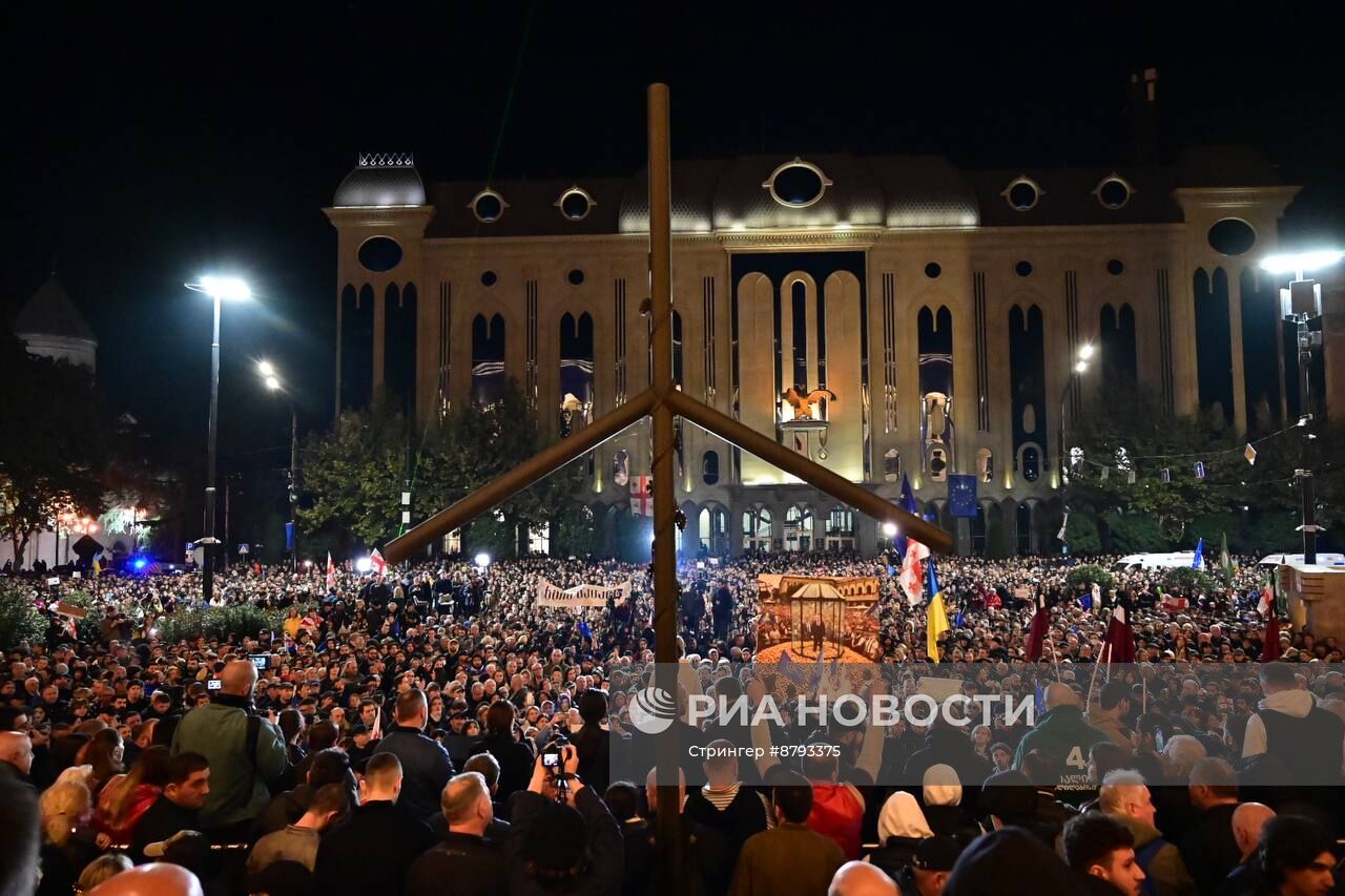 Акция протеста грузинской оппозиции перед зданием парламента в Тбилиси