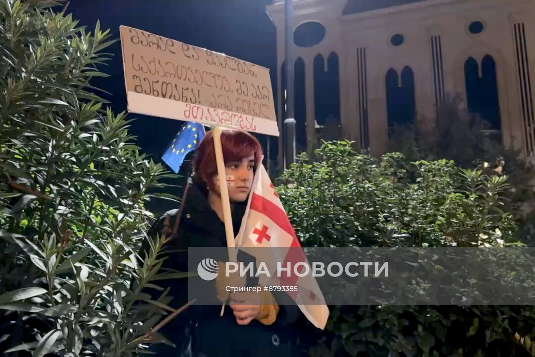 Акция протеста грузинской оппозиции перед зданием парламента в Тбилиси