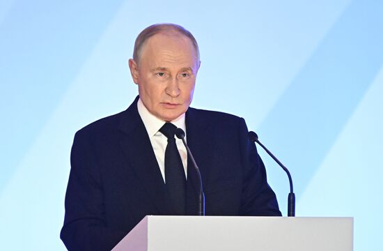 Президент Владимир Путин принял участие в съезде Федерации независимых профсоюзов России