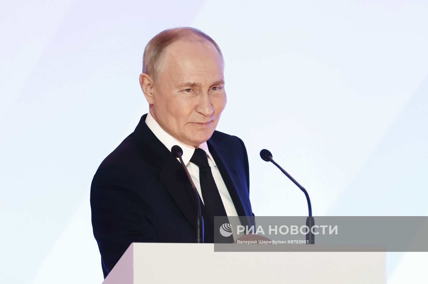 Президент Владимир Путин принял участие в съезде Федерации независимых профсоюзов России