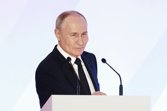 Президент Владимир Путин принял участие в съезде Федерации независимых профсоюзов России