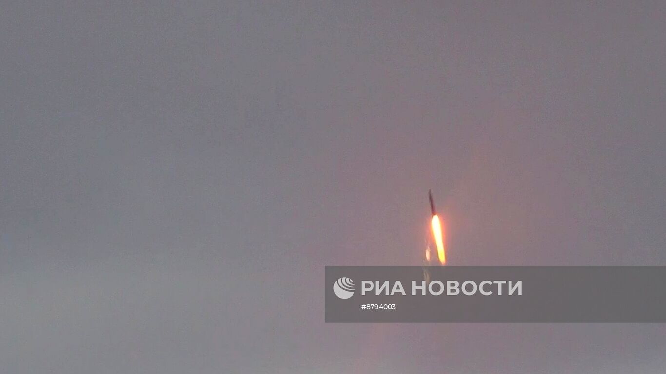 Запуск ракеты "Синева" из акватории Баренцева моря в ходе тренировки стратегических сил сдерживания