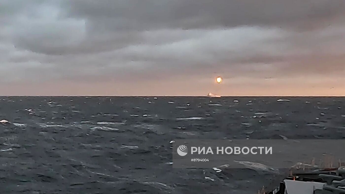 Запуск ракеты "Синева" из акватории Баренцева моря в ходе тренировки стратегических сил сдерживания