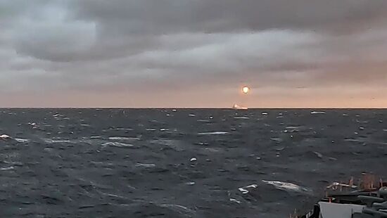 Запуск ракеты "Синева" из акватории Баренцева моря в ходе тренировки стратегических сил сдерживания