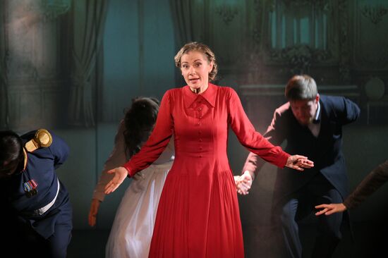 Спектакль "Розовое платье" в Новом Театре