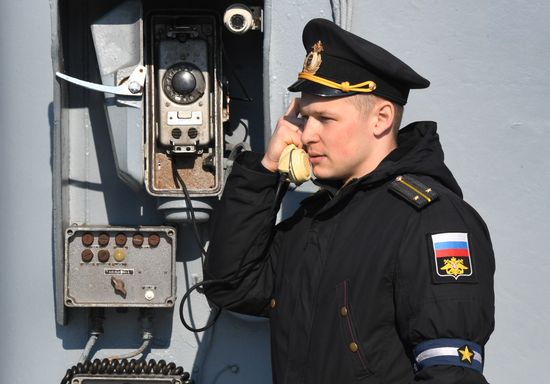 Экипаж БДК "Адмирал Невельской" отмечает День моряка-надводника