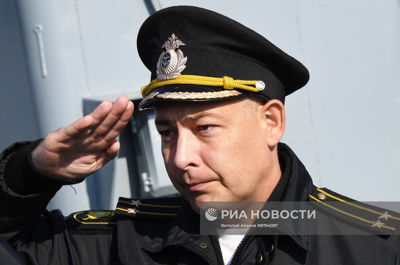 Экипаж БДК "Адмирал Невельской" отмечает День моряка-надводника