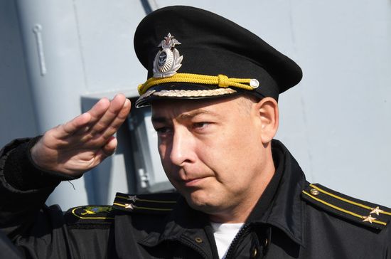Экипаж БДК "Адмирал Невельской" отмечает День моряка-надводника