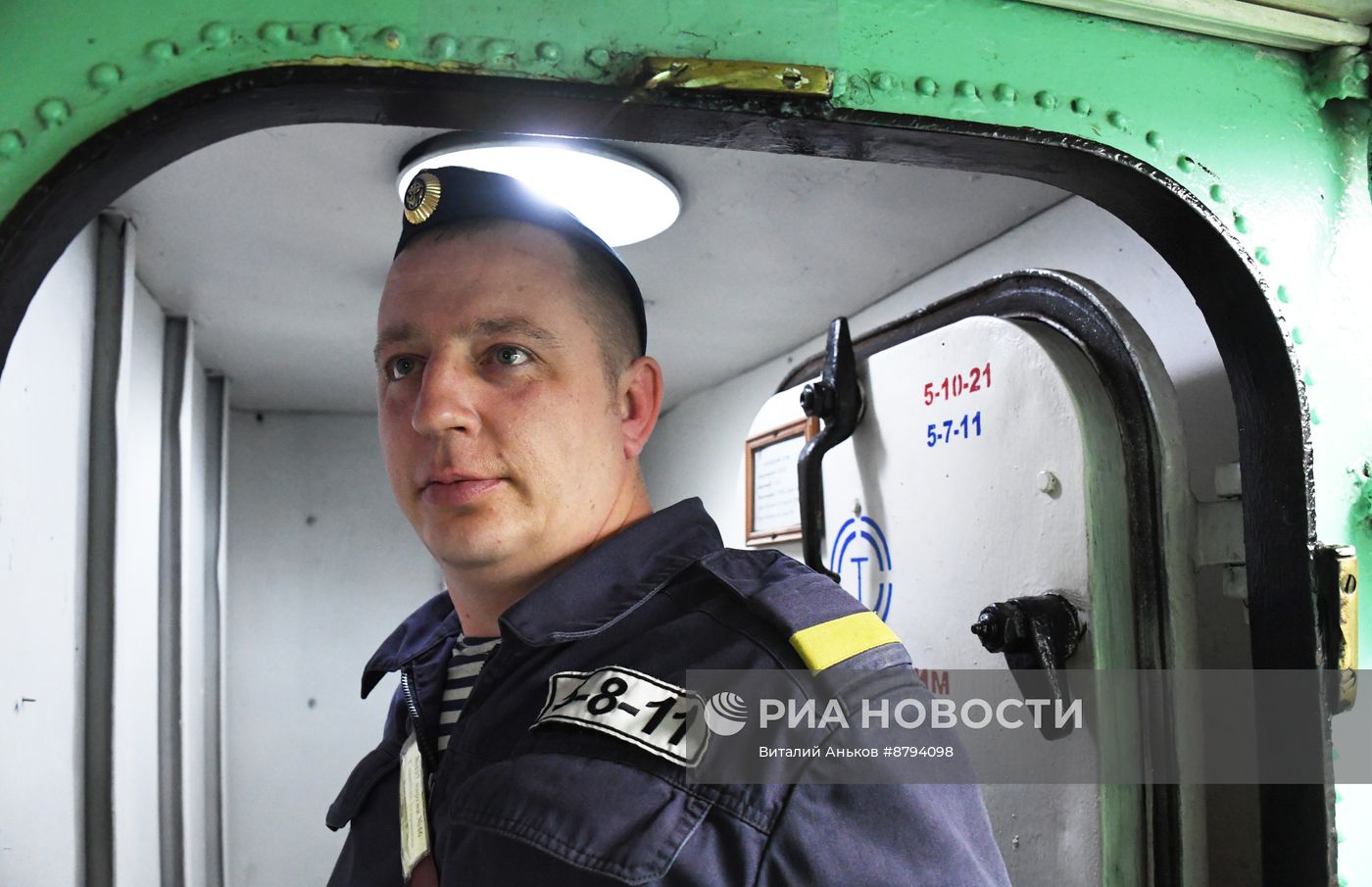 Экипаж БДК "Адмирал Невельской" отмечает День моряка-надводника