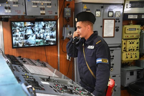 Экипаж БДК "Адмирал Невельской" отмечает День моряка-надводника