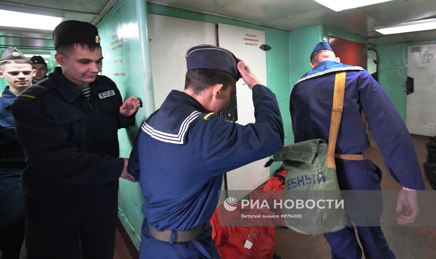 Экипаж БДК "Адмирал Невельской" отмечает День моряка-надводника
