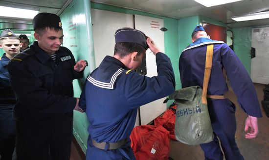 Экипаж БДК "Адмирал Невельской" отмечает День моряка-надводника
