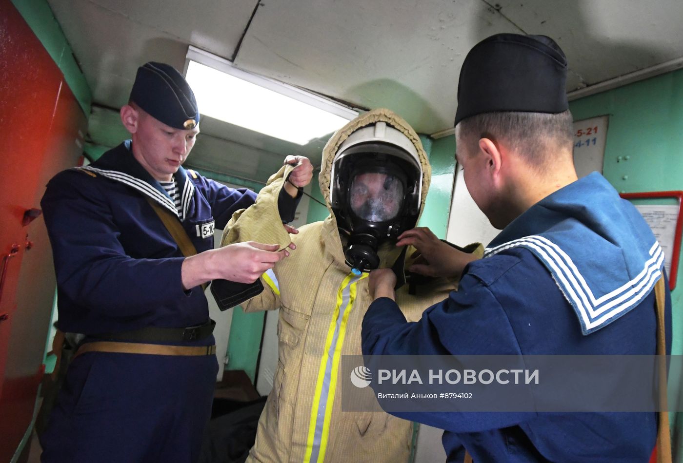 Экипаж БДК "Адмирал Невельской" отмечает День моряка-надводника
