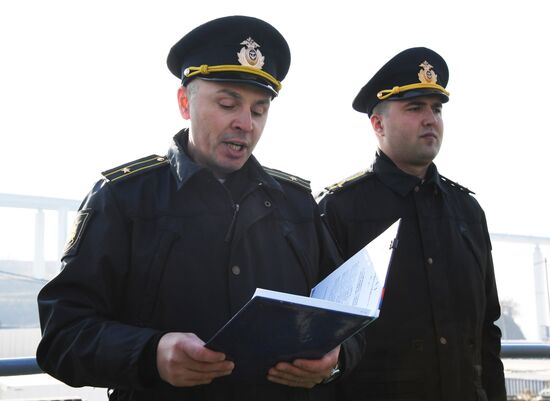 Экипаж БДК "Адмирал Невельской" отмечает День моряка-надводника
