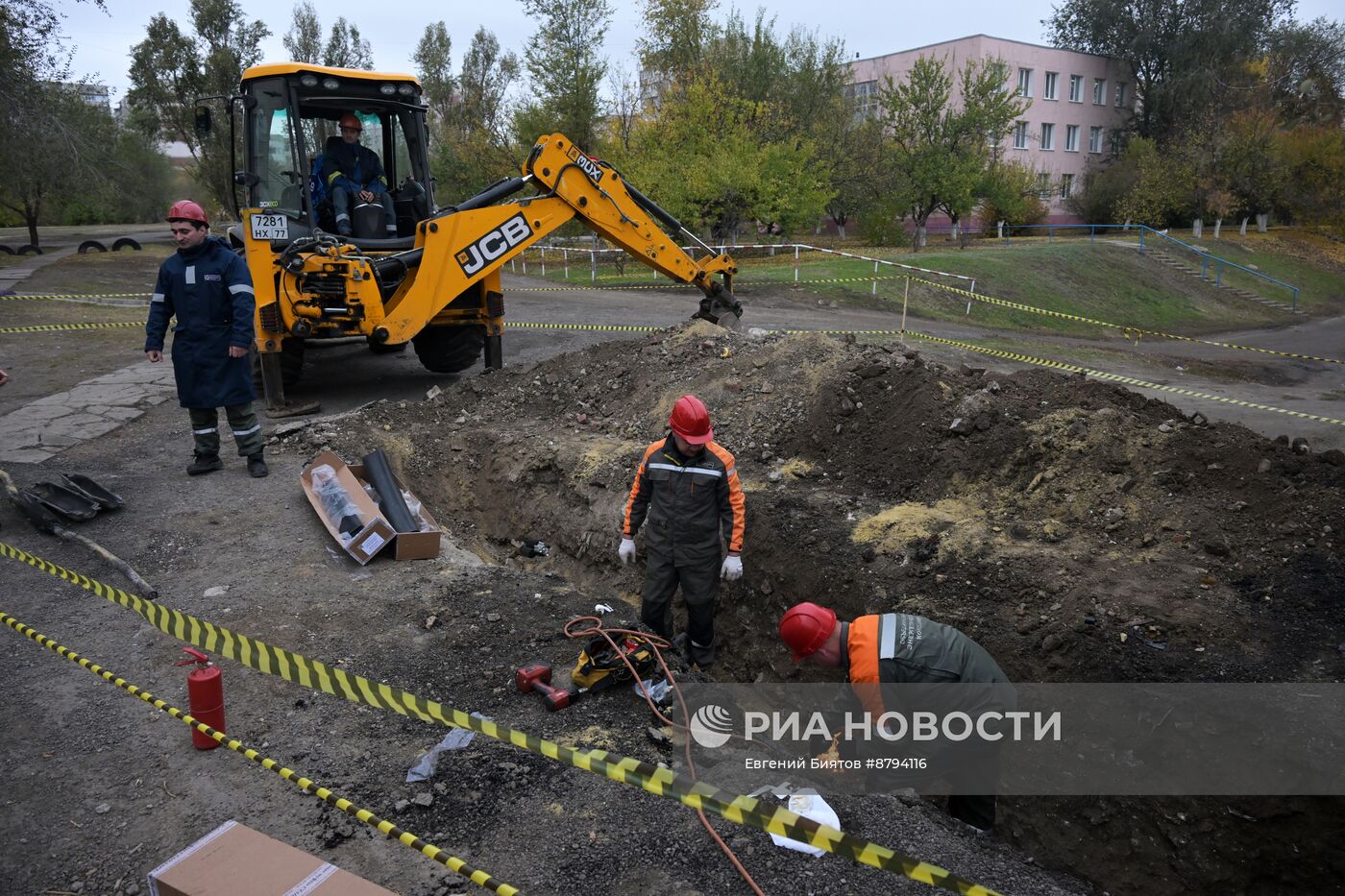 Московские энергетики ремонтируют электросети в Луганске 