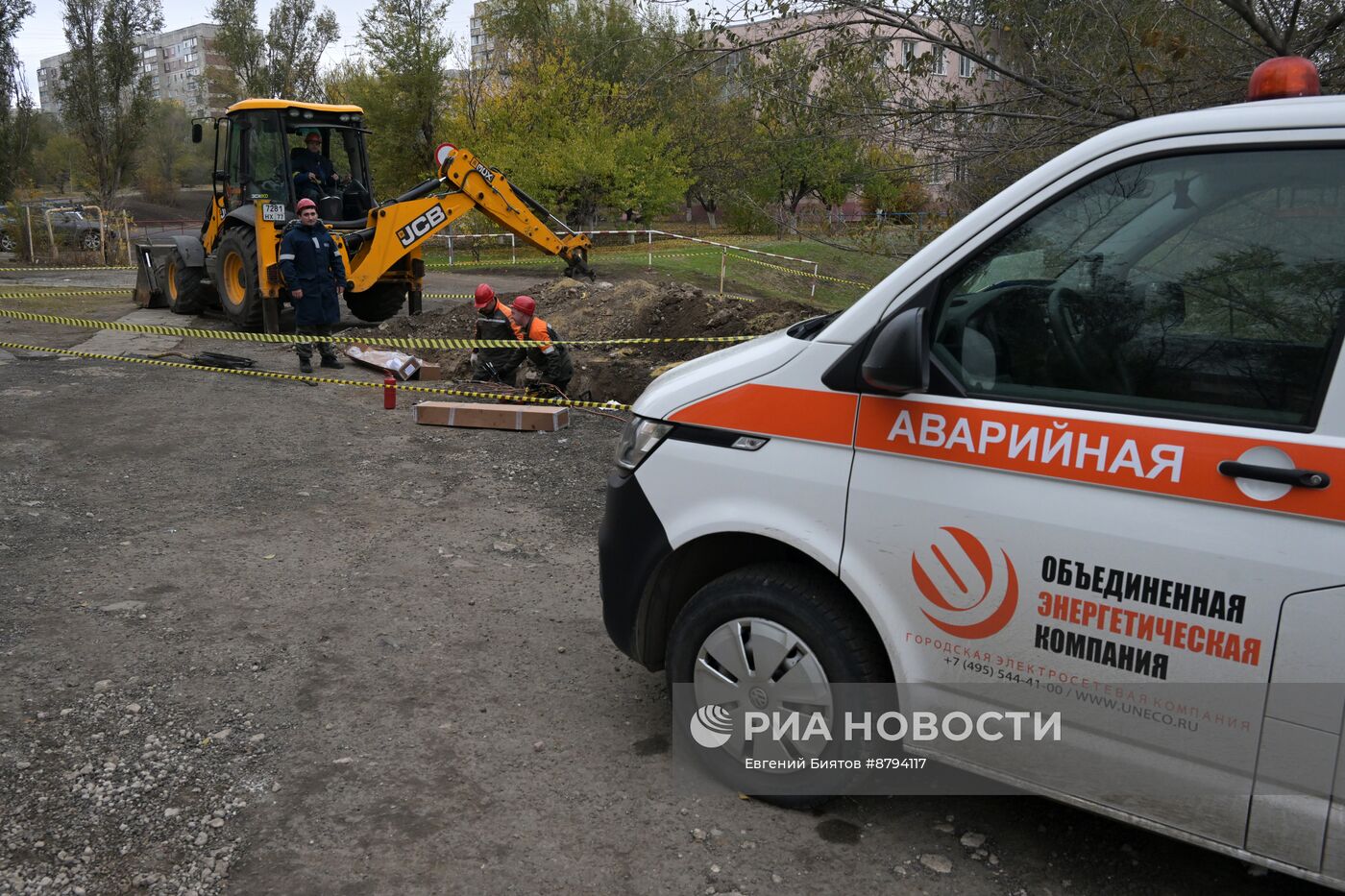 Московские энергетики ремонтируют электросети в Луганске 