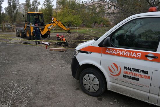 Московские энергетики ремонтируют электросети в Луганске 