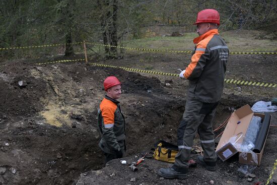 Московские энергетики ремонтируют электросети в Луганске 