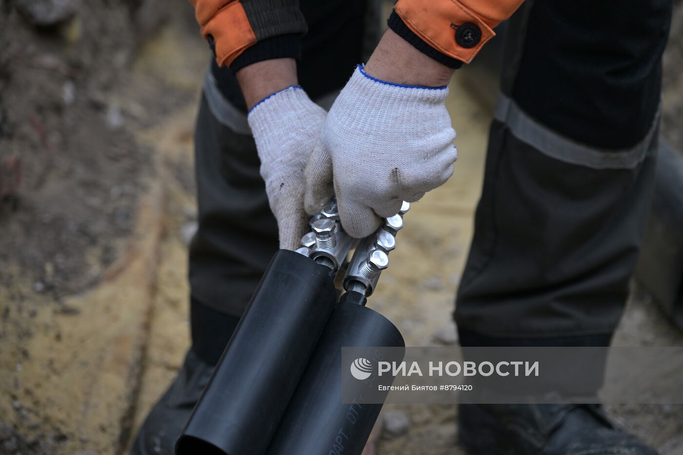 Московские энергетики ремонтируют электросети в Луганске 