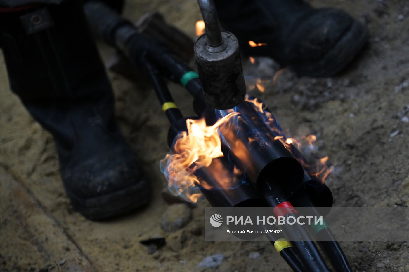 Московские энергетики ремонтируют электросети в Луганске 