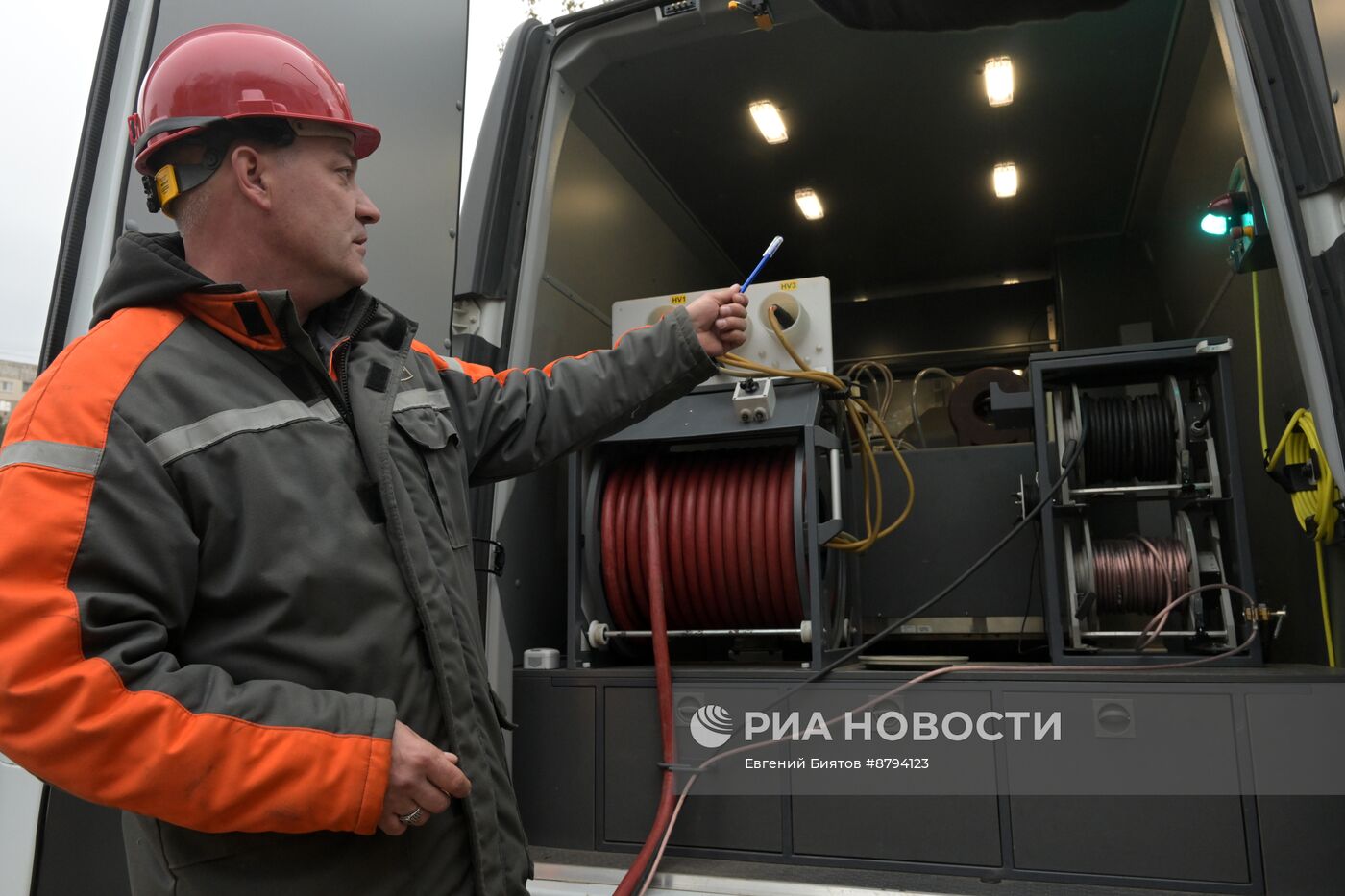 Московские энергетики ремонтируют электросети в Луганске