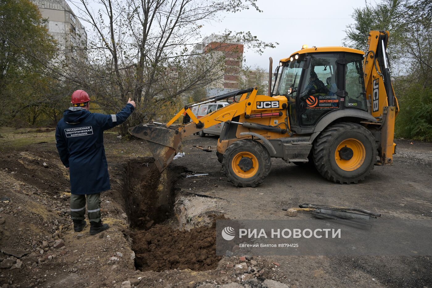 Московские энергетики ремонтируют электросети в Луганске 