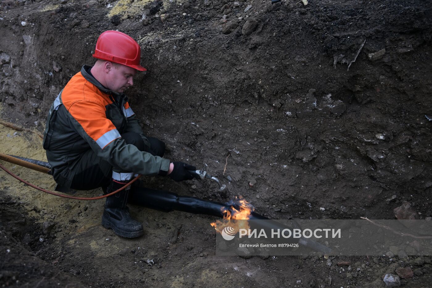 Московские энергетики ремонтируют электросети в Луганске 