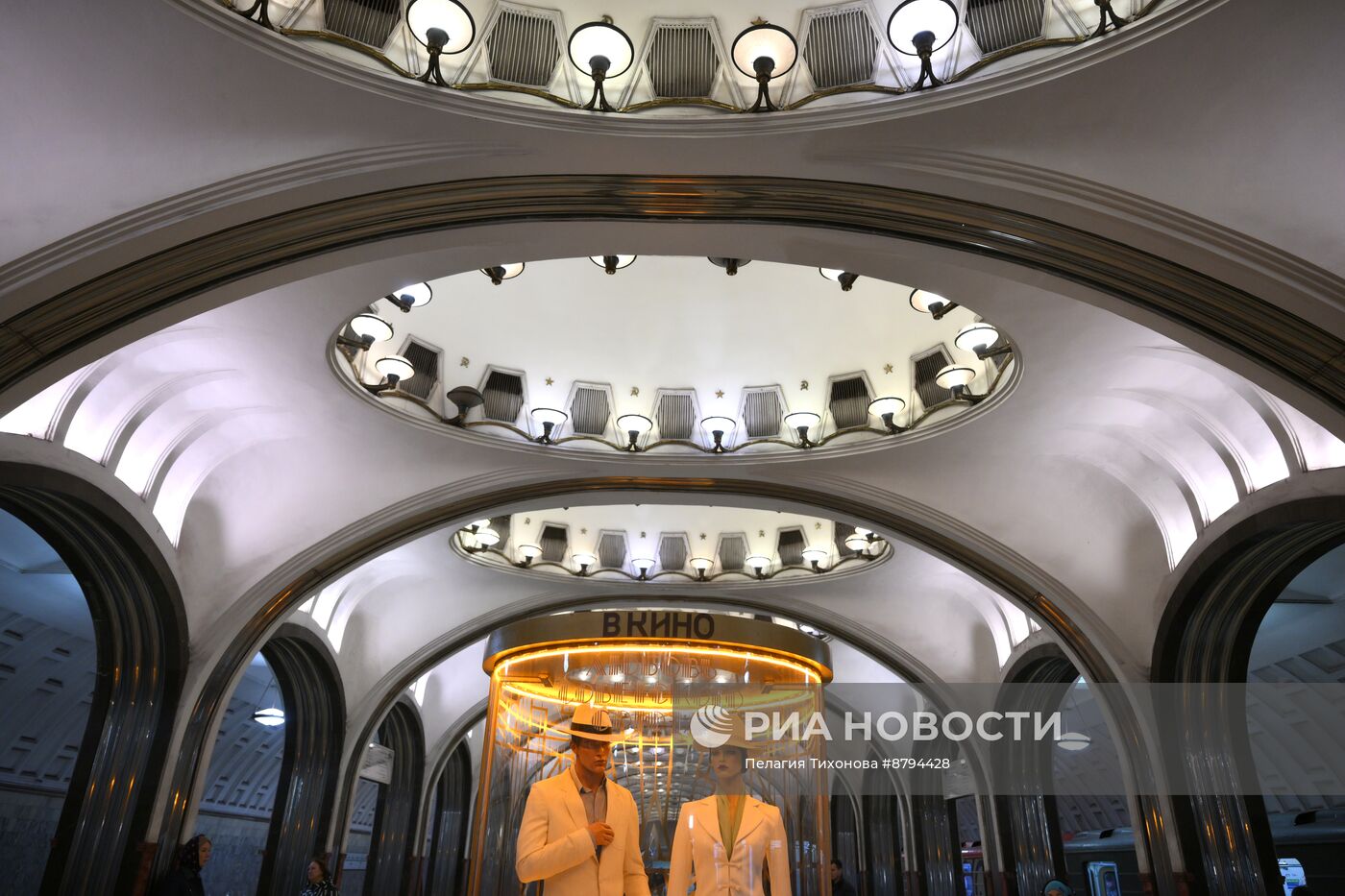 Выставка костюмов из фильма "Любовь Советского Союза"