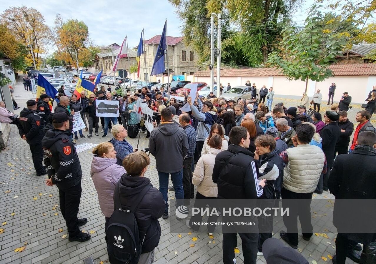 Акция протеста молдавской оппозиции у здания Конституционного суда 