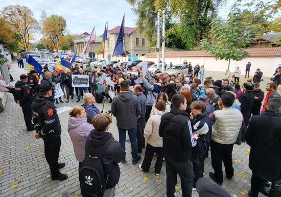 Акция протеста молдавской оппозиции у здания Конституционного суда 