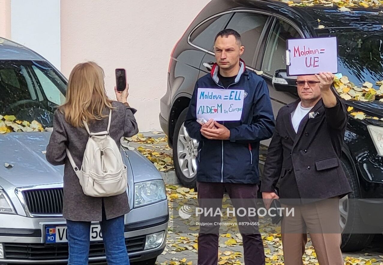 Акция протеста молдавской оппозиции у здания Конституционного суда 