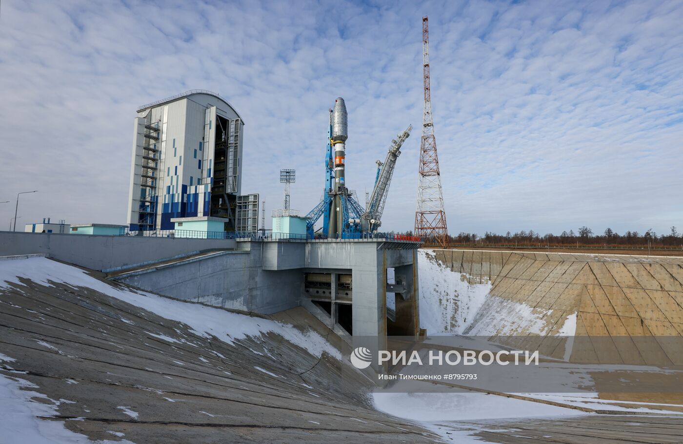 Вывоз РН "Союз-2.1Б" со спутниками "Ионосфера" №1 и №2 на стартовый комплекс космодрома Восточный 