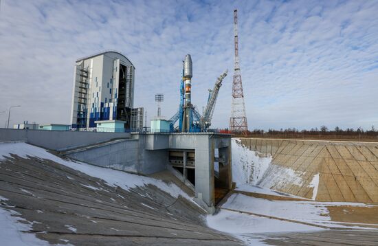 Вывоз РН "Союз-2.1Б" со спутниками "Ионосфера" №1 и №2 на стартовый комплекс космодрома Восточный 