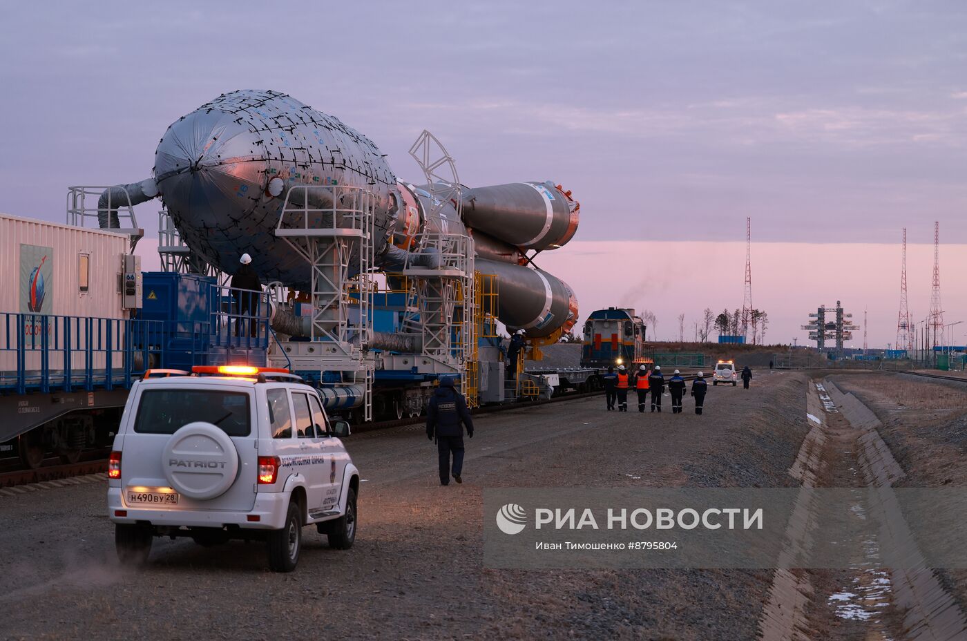 Вывоз РН "Союз-2.1Б" со спутниками "Ионосфера" №1 и №2 на стартовый комплекс космодрома Восточный 