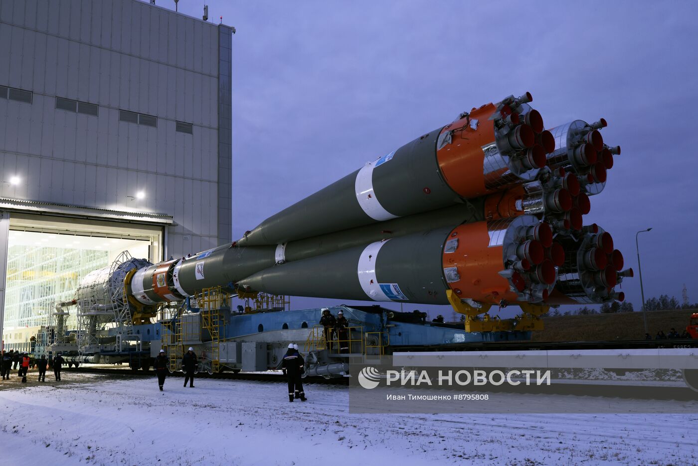 Вывоз РН "Союз-2.1Б" со спутниками "Ионосфера" №1 и №2 на стартовый комплекс космодрома Восточный 