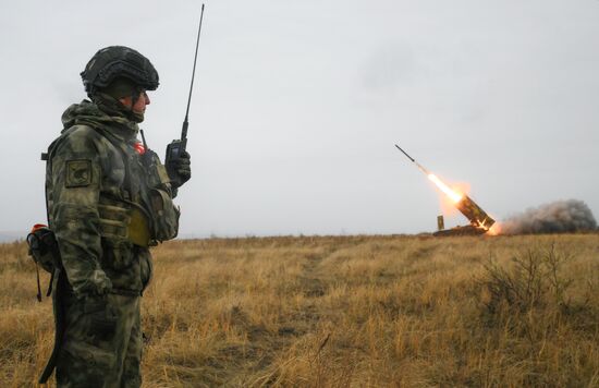 Занятия по боевой подготовке на полигоне в Саратовской области