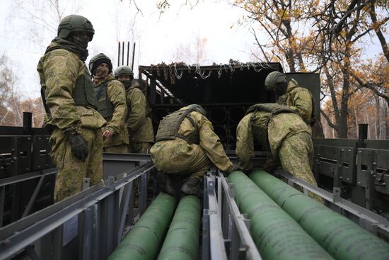 Занятия по боевой подготовке на полигоне в Саратовской области