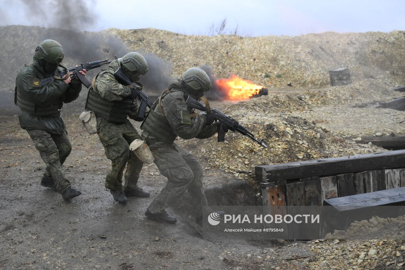 Занятия по боевой подготовке на полигоне в Саратовской области