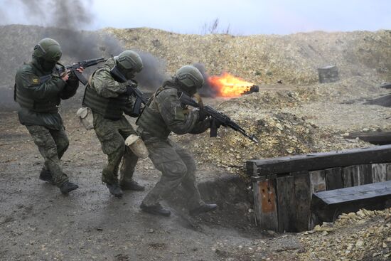 Занятия по боевой подготовке на полигоне в Саратовской области