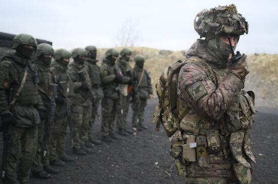 Занятия по боевой подготовке на полигоне в Саратовской области