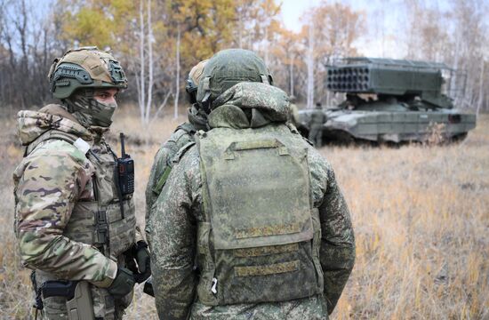 Занятия по боевой подготовке на полигоне в Саратовской области