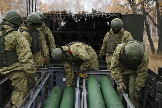 Занятия по боевой подготовке на полигоне в Саратовской области